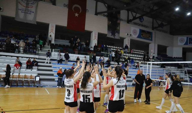 Turgutlu Belediyesi Kadın Voleybol Takımı rakibine geçit vermedi