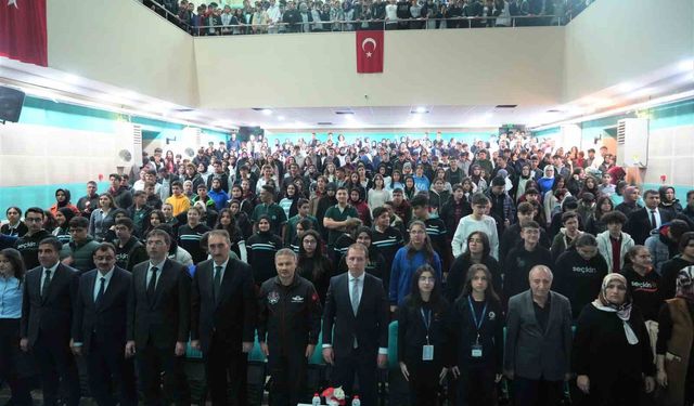 Türkiye’nin ilk astronotu Alper Gezeravcı Muş’ta öğrencilerle buluştu