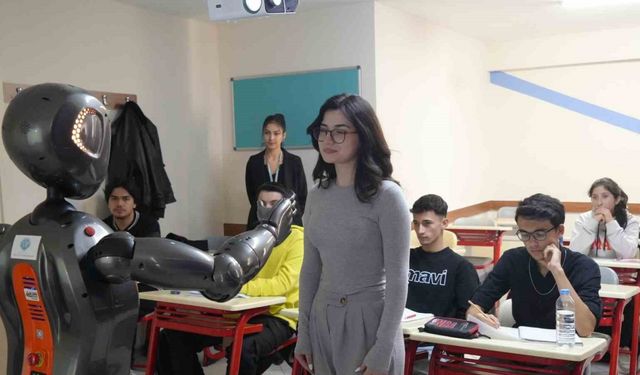 Türkiye’nin ilk insansı yapay zekalı robotu Ada, öğretmenliğe başladı