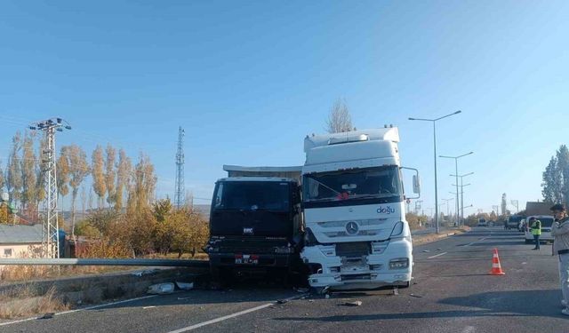 Tuzluca çevre yolunda trafik kazası: İki araç çarpıştı, sürücüler hafif yaralandı