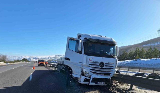 Uyuduğu iddia edilen tır şoförü, otoyolda bariyerlere çarptı