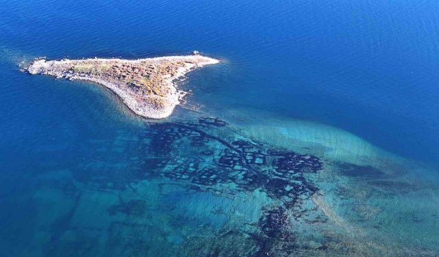 Van Gölü çekildikçe su altındaki tarih ortaya çıkıyor