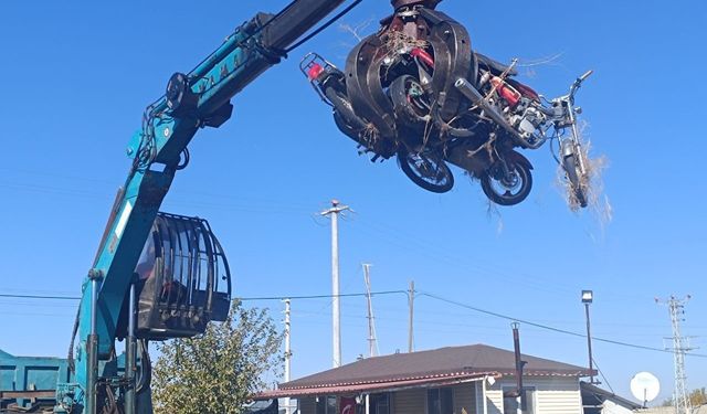 Yediemin otoparkında bekletilen yüzlerce motosiklet geri dönüşüme gönderildi