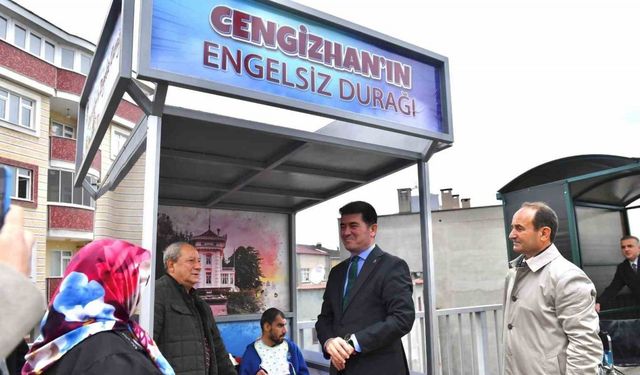 Yol kenarında araçları izlemeyi seven engelli Cengizhan için ‘Cengizhan’ın Engelsiz Durağı’ isimli durak yapıldı