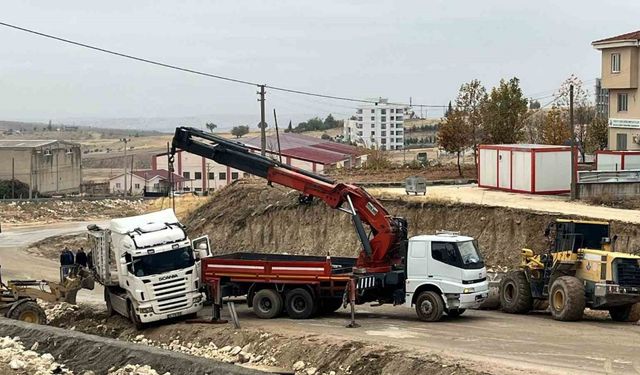 Yoldan çıkan tır trafiği kapattı