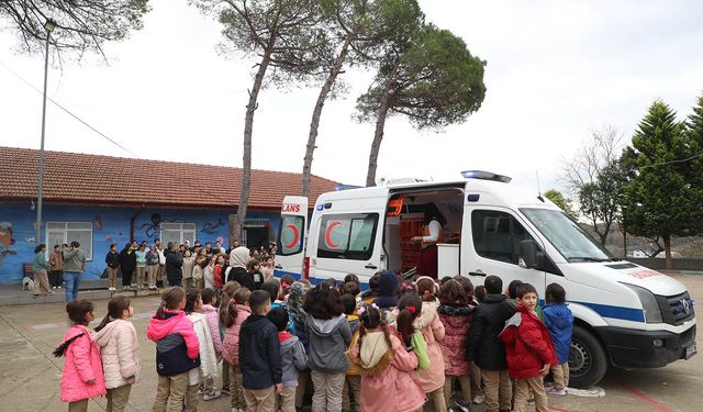 Büyükşehir nakil ambulansıyla okula gitti: Çocuklar ilk müdahaleyi yerinde öğrendi