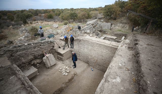 Alexandria Troas'ta bulunan çarşı yapısı kazılıyor