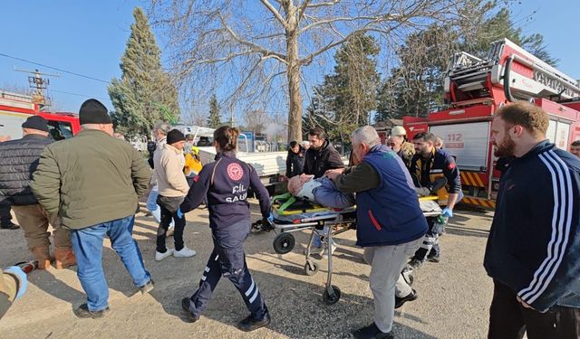 Bursa'da otomobil ile kamyonetin çarpıştığı kazada 3 kişi yaralandı