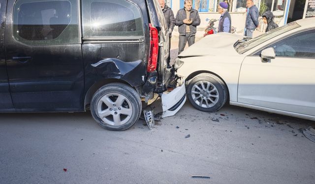 Bursa'da park halindeki araçlara çarpan otomobil sürücüsü yaralandı