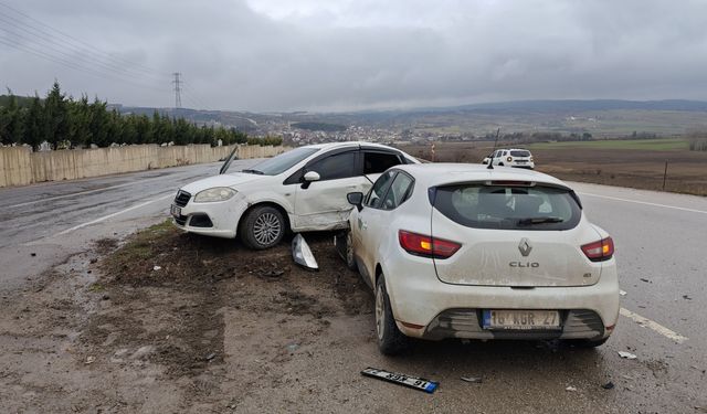 Bursa'nın İnegöl ilçesinde 2 otomobilin çarpışması sonucu 4 kişi yaralandı