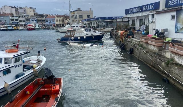 Çanakkale'de yağmur suyu ile dolan tekne battı