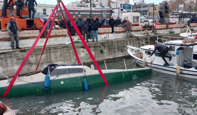 Çanakkale'de yağmur suyu ile dolarak batan tekne denizden çıkarıldı