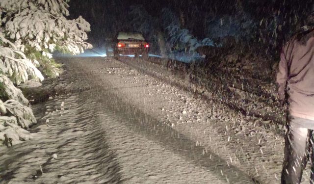 Çanakkale'nin 5 ilçesinde yüksek kesimlerde kar yağışı etkili oldu