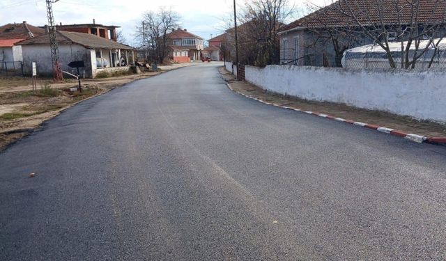 Edirne İl Özel İdaresinin köy yollarındaki sıcak asfalt çalışmaları sürüyor