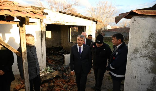 Edirne Valisi Sezer, evi yanan aileyi ziyaret etti