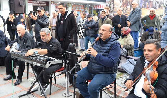 Edirne'de Roman çeribaşısının caddede çektiği klip açık hava konserine döndü