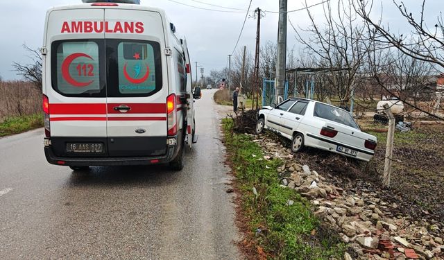 İnegöl'de elektrik direğine çarpan otomobildeki 2 kişi yaralandı