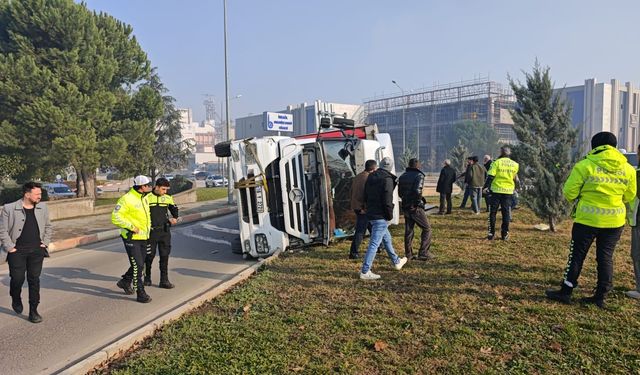 İnegöl'de sunta yüklü tır devrildi