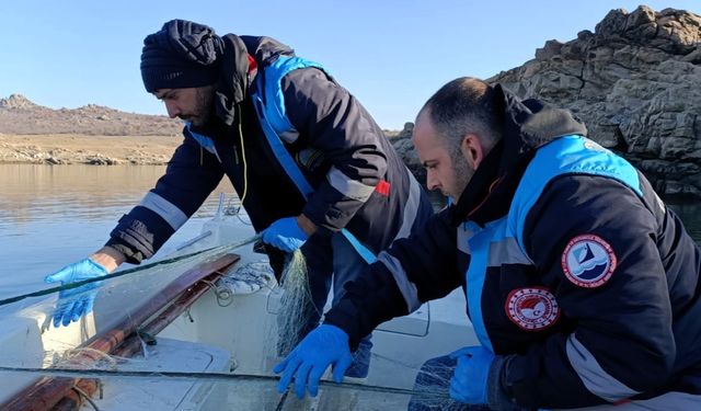 Kırklareli'nde yasak olmasına rağmen baraj gölüne serilen ağ ekiplerce toplandı