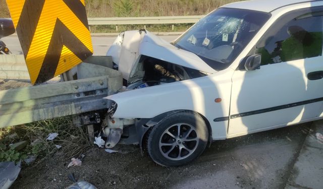 Orhangazi'de bariyere çarpan otomobildeki 2 kişi yaralandı