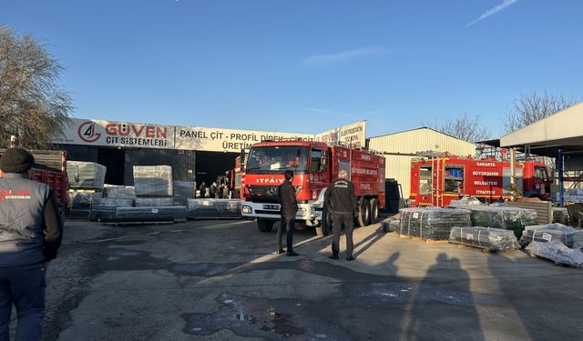 Sakarya'da çit üretim tesisinde çıkan yangın söndürüldü