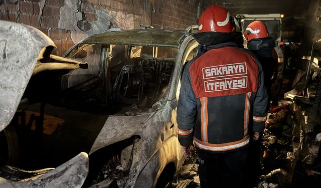 Sakarya'da evin garajında alev alan hafif ticari araç yandı