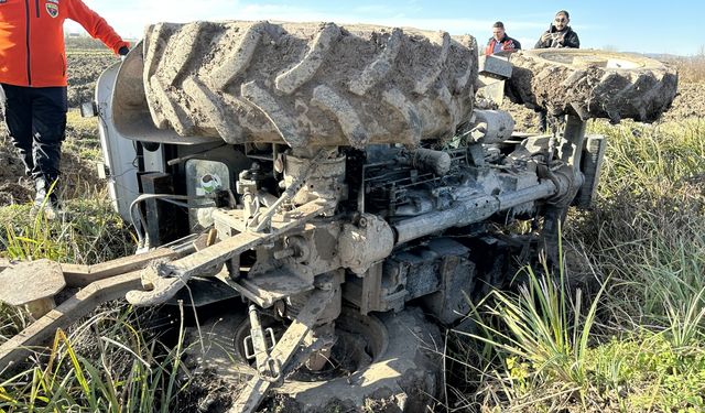 Sakarya'da tarla yolunda devrilen traktörün sürücüsü yaralandı