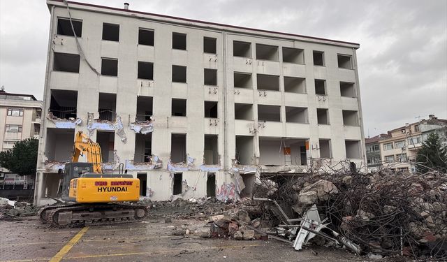 Yıkımına başlanan Yalova Valiliği binası deprem tatbikatına hazırlanıyor