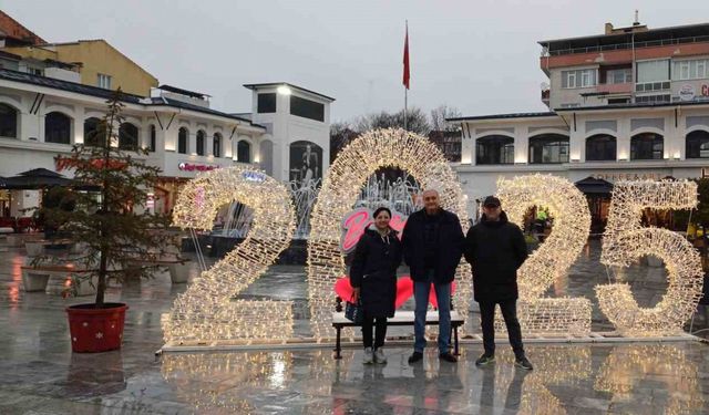 100. Yıl Çarşı Meydan yılbaşına özel ışıl ışıl oldu