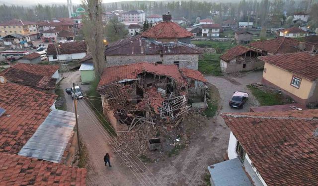 5,6’lık depremin merkez üssü Buğdaylı köyünde yaralar sarılıyor