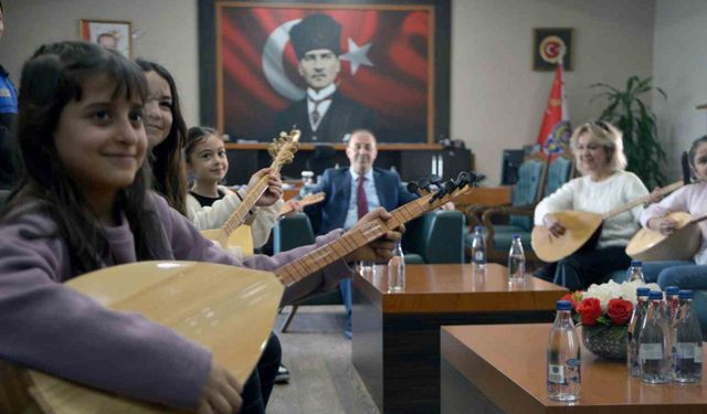 Adana Emniyet Müdürüne, saz kursunu bitiren kızlardan mini konser