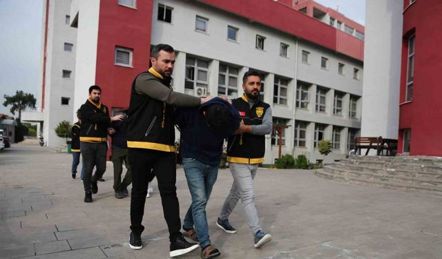 Adana’da sokak ortasında işlenen cinayetin faili 1’i kadın 4 şüpheli tutuklandı