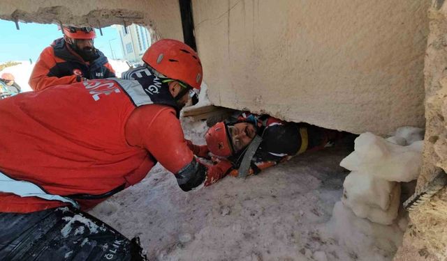 AFAD eğitmenleri UMKE ekiplerine depremde arama ve kurtarma eğitimi verdi