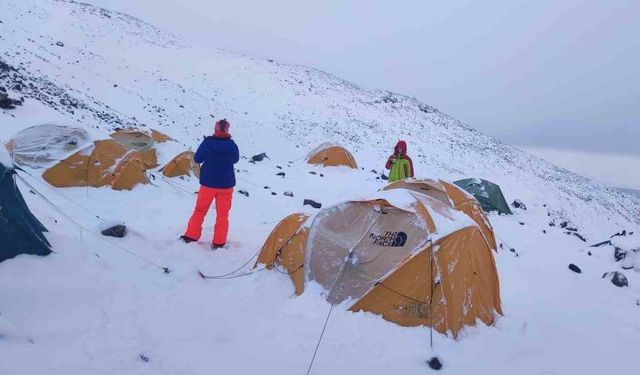 Ağrı Dağı’na çıkmak isteyen dağcılara kar ve fırtına engeli