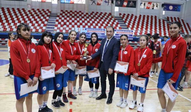 Ağrı’da gençler basketbol heyecanı sona erdi