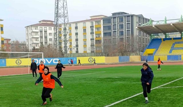 Ağrı’nın kadın futbolcuları dondurucu soğuklara meydan okuyor