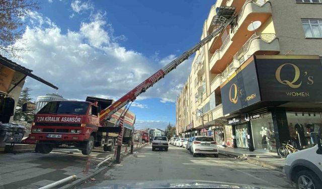 Aksaray’da asansörle binadan yük taşıyan nakliyeciler yürekleri ağza getirdi