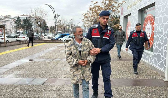 Alkollü şahıs tartıştığı kahvehaneciyi bıçakladı