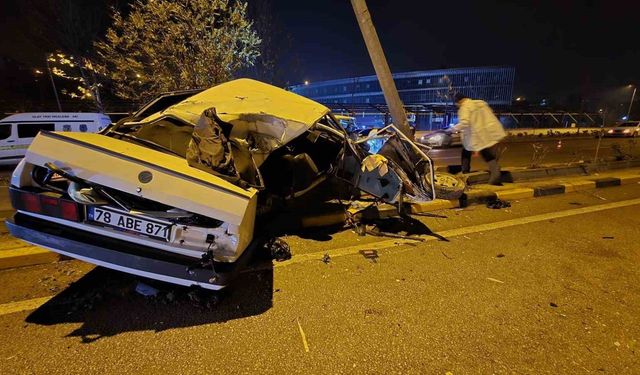 Alkollü ve ehliyetsiz sürücünün Tofaş’la yaptığı hız aydınlatma direğinde bitti