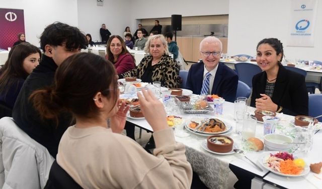 Anadolu Üniversitesi ailesi Engelliler Günü’nde öğrencilerle yemekte buluştu