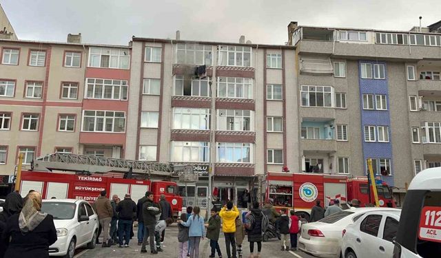 Apartman dairesinde yangın: Anne ve çocuğu dumandan etkilendi