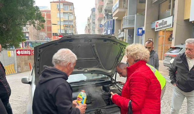 Araçtan bir anda dumanlar yükseldi, şoförün imdadına vatandaşlar koştu