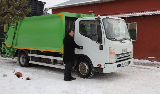 Ardahan Belediyesi’ne yeni çöp kamyonu hibe edildi