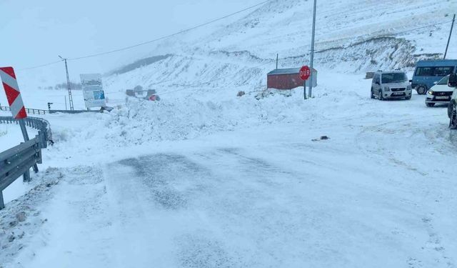 Ardahan’da iki kara yolu tipi ve fırtına nedeniyle ağır tonajlı araçlara kapatıldı