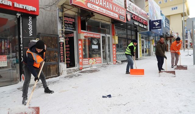 Ardahan’da karla mücadele ekipleri aralıksız çalışıyor