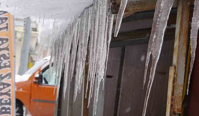 Ardahan’da soğukla birlikte çatılarda buz sarkıtları oluştu