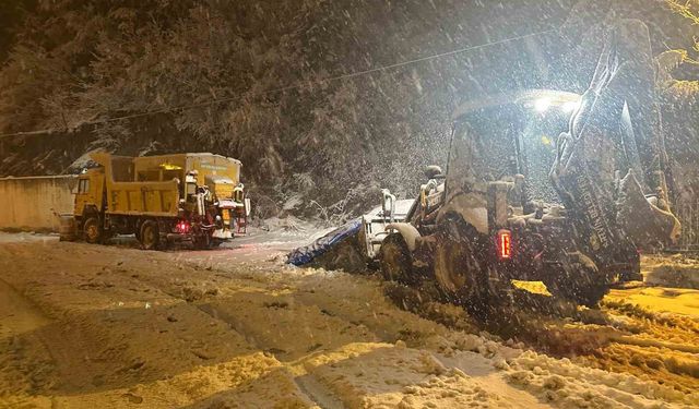 Artvin’de belediye ekiplerinin gece kar mesaisi