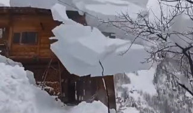 Artvin’de çatıdan düşen kar kütlesini görüntülemek isterken az kalsın altında kalıyordu