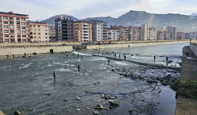 Artvin’de fırtına somon kafesini parçaladı, vatandaşlar dereye akın etti