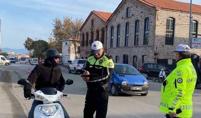 Ayvalık’ta trafik polisi eksik evraklı ve kasksız motosiklet sürücülerine geçit vermiyor